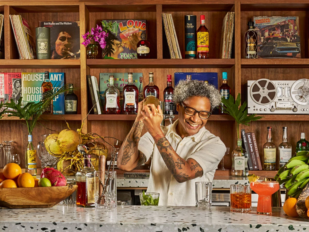 Sandals Saint Vincent and the Grenadines Three Jewels Bar Bartendar