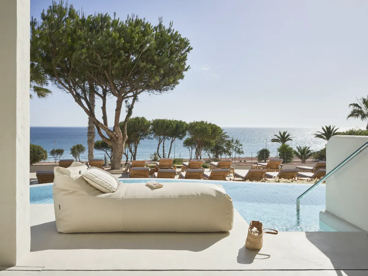 Daia Slow Beach Hotel Conil Pool Liegebereich