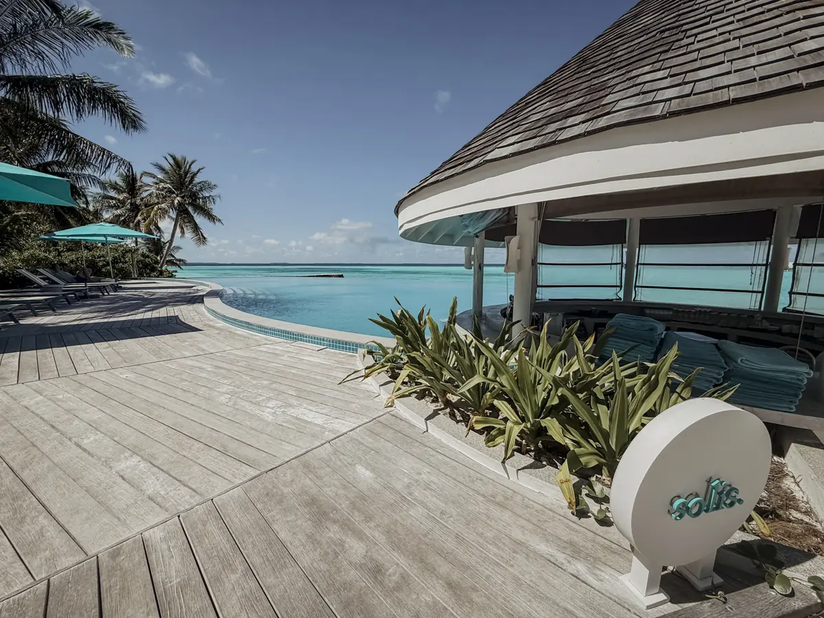 COCOtravel_Malediven_Nova_Poolbar-Solis
