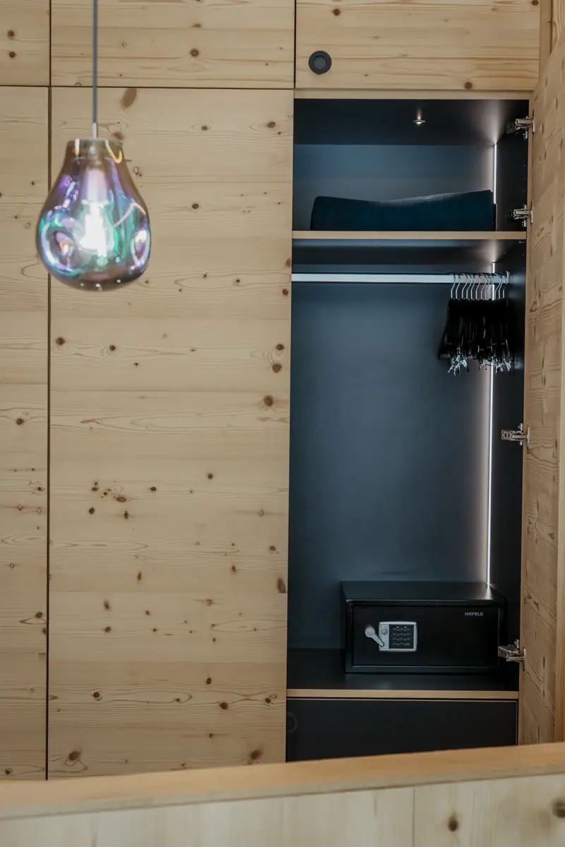 COCOtravel_Suedtirol_SkyiewChalets COCOtravel_Suedtirol_SkyiewChalets_Chalet_Deluxe_Schrank