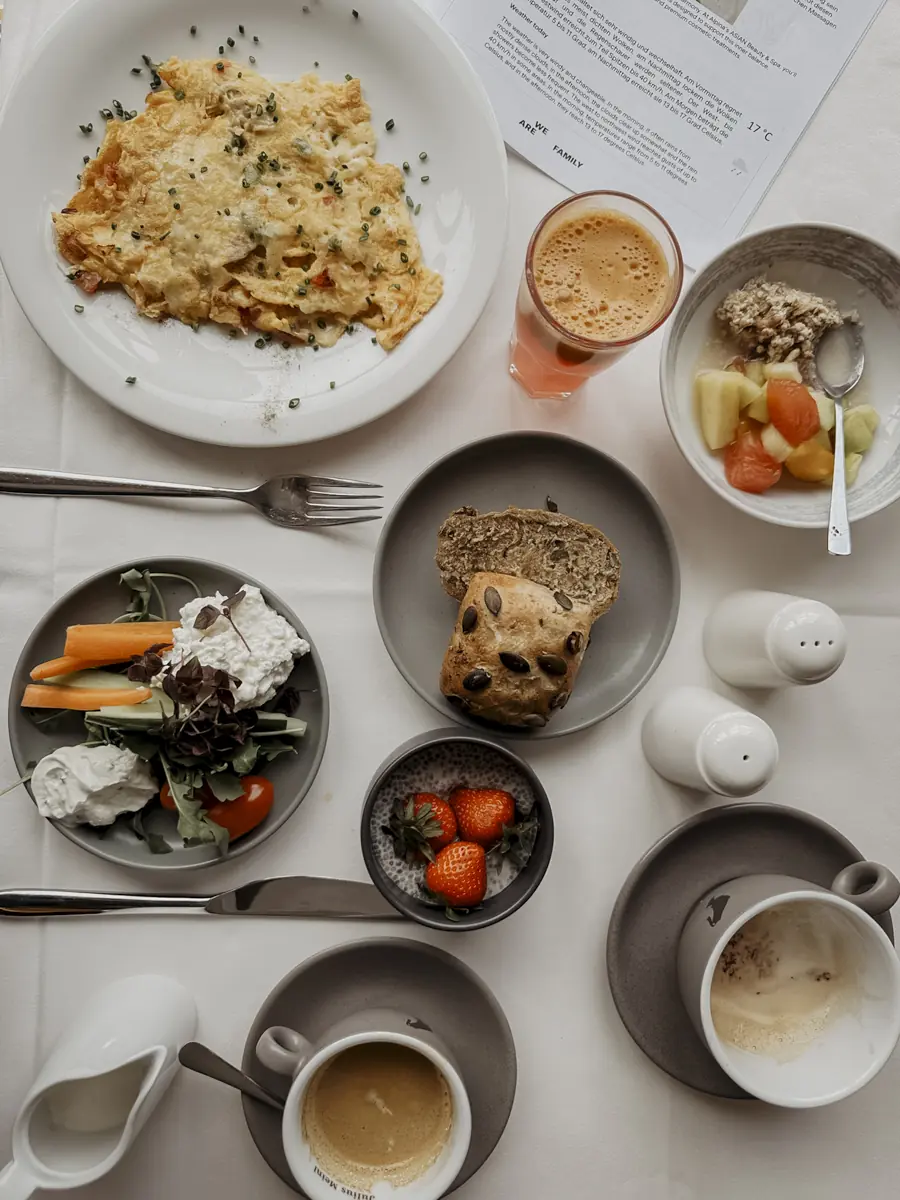 COCOtravel_Alpina_alpendorf_stjohann_fruehstueck_flatlay