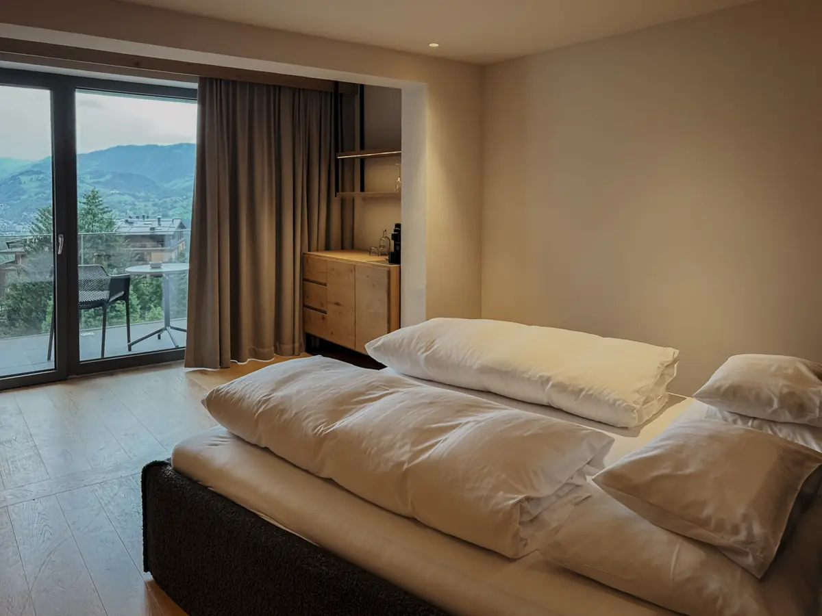 COCOtravel_Alpina_alpendorf_stjohann_zimmer_bett_quer