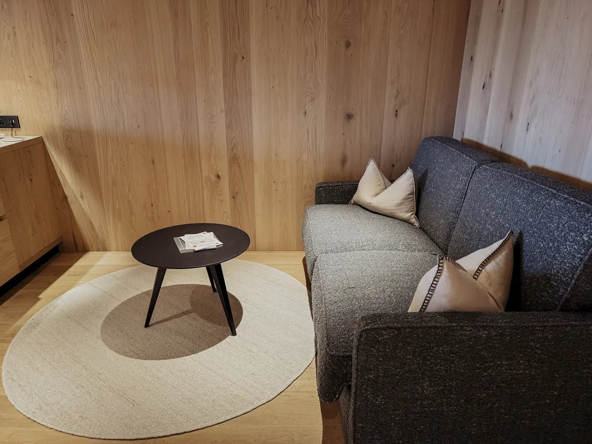 COCOtravel_Alpina_alpendorf_stjohann_zimmer_couch_quer