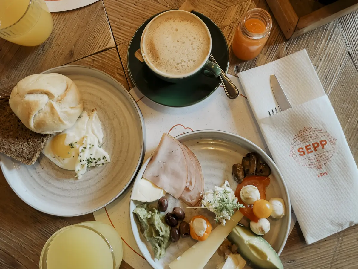COCOtravel_Oesterreich_MariaAlm_Sepp_Fruehstueck