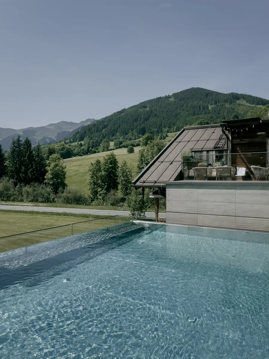 COCOtravel_Oesterreich_MariaAlm_Sepp_Pool_BlickInsGruene