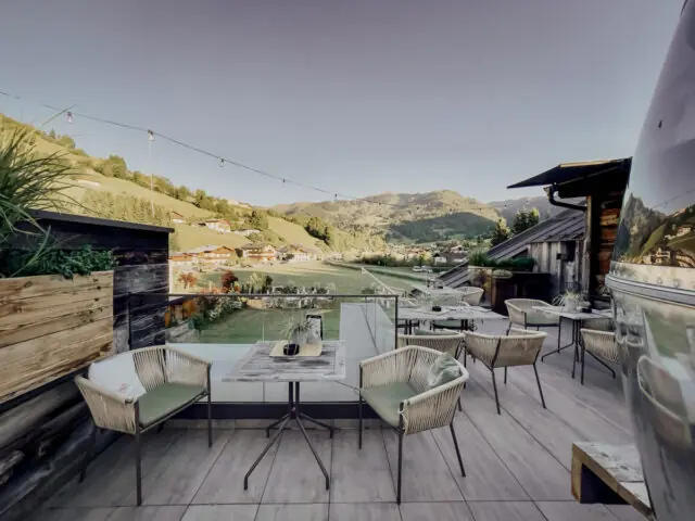COCOtravel_Oesterreich_MariaAlm_Sepp_Terrasse_Fruehstueck