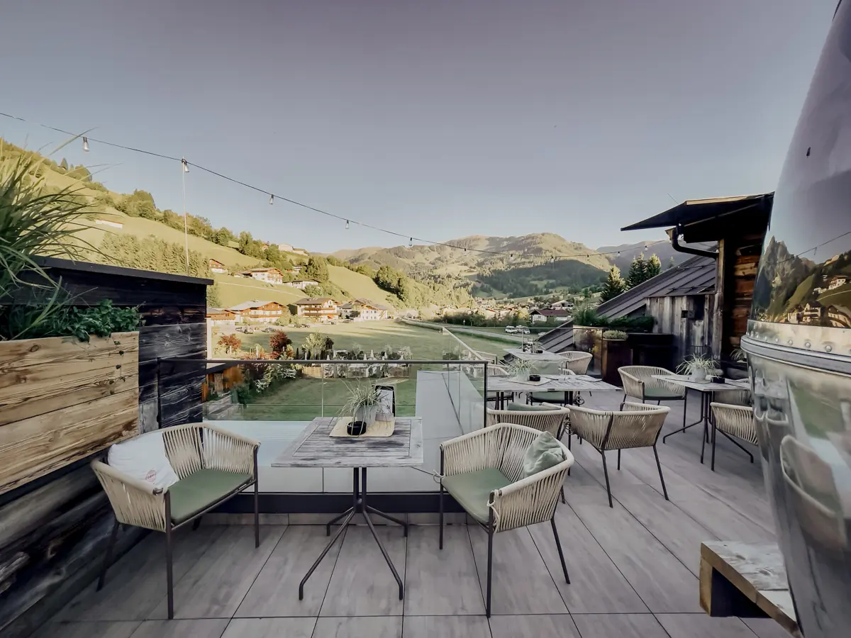 COCOtravel_Oesterreich_MariaAlm_Sepp_Terrasse_Fruehstueck