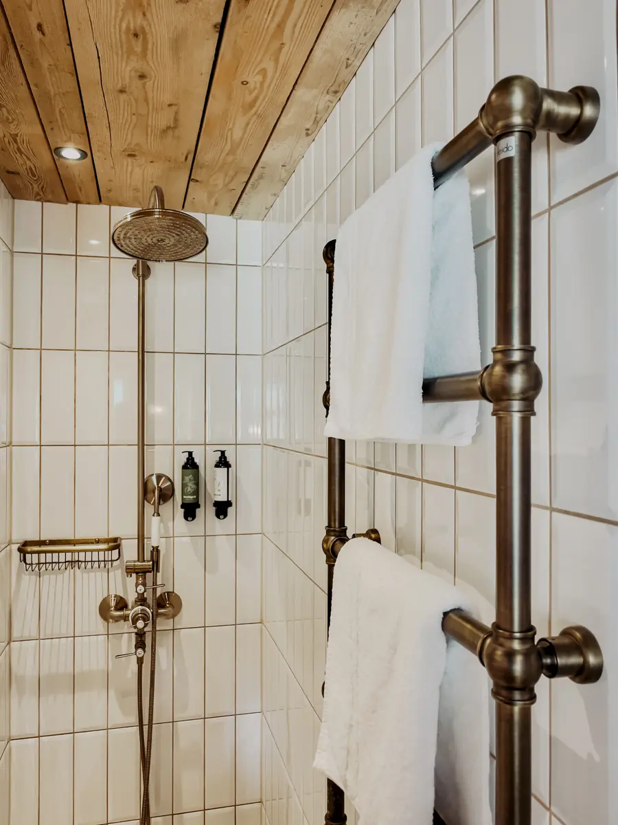 COCOtravel_Oesterreich_MariaAlm_Sepp_Zimmer_Badezimmer COCOtravel_Oesterreich_MariaAlm_Sepp_Zimmer_Badezimmer_Vintagestil