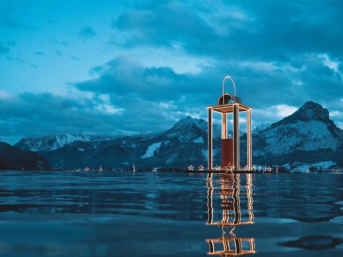 Wolfgangsee Advent2 Laterne Wasser©Oberoesterreich Tourismus GmbH Robert Maybach~ ~media df42eb16 query@2x.09628d04 Wolfgangsee Advent2 Laterne Wasser©Oberoesterreich Tourismus GmbH Robert Maybach~ ~media df42eb16 query@2x.09628d04