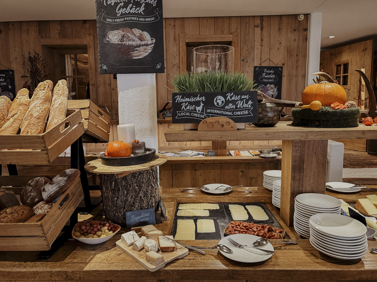 COCOtravel Oesterreich Kitzbuehel Kitzhof Restaurant Fruehstuecksbueffet 8