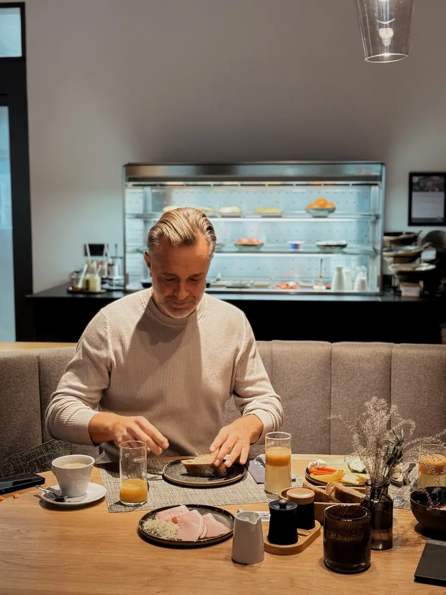 hoch andi fruehstueckstisch COCOtravel lakeside walchsee