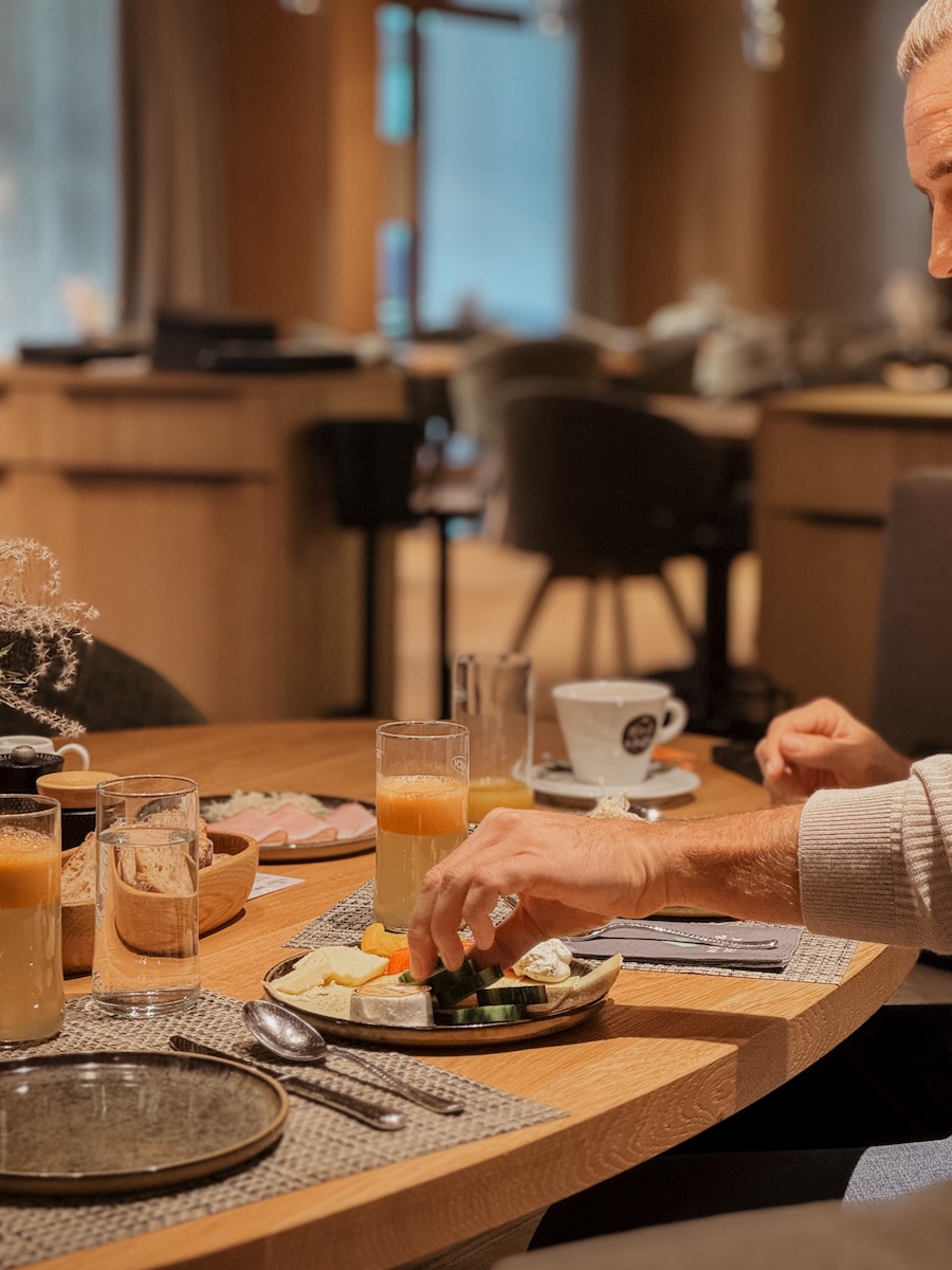 hoch detail andi fruehstueck COCOtravel lakeside walchsee