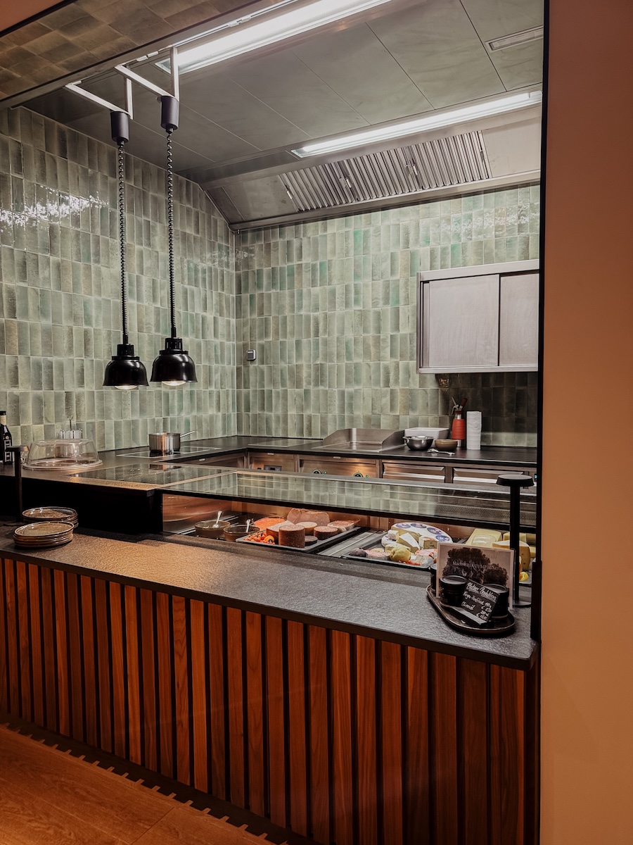 hoch fruehstueck kase wurst theke COCOtravel lakeside walchsee