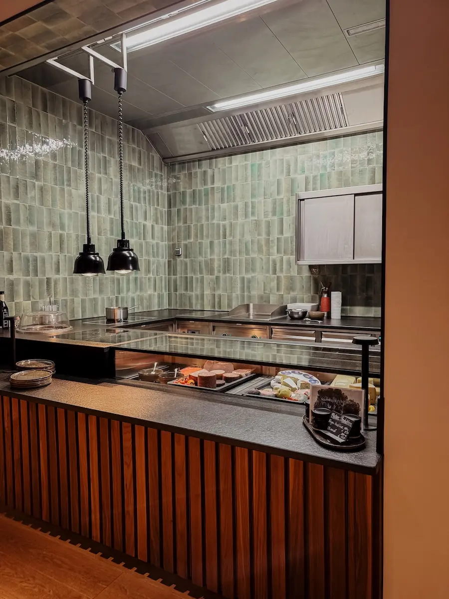 hoch fruehstueck kase wurst theke COCOtravel lakeside walchsee