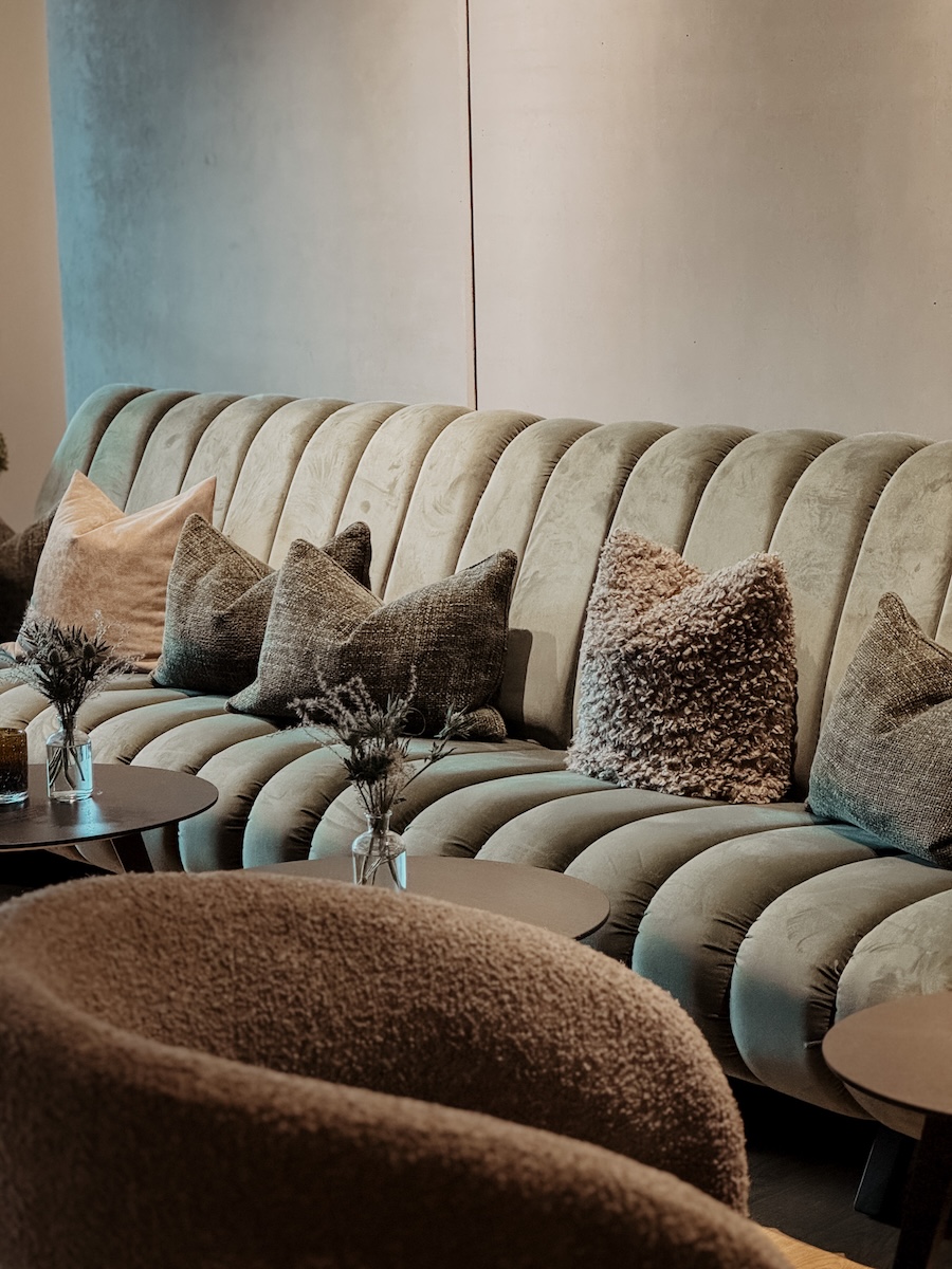 hoch lobby couch jpgCOCOtravel lakeside walchsee