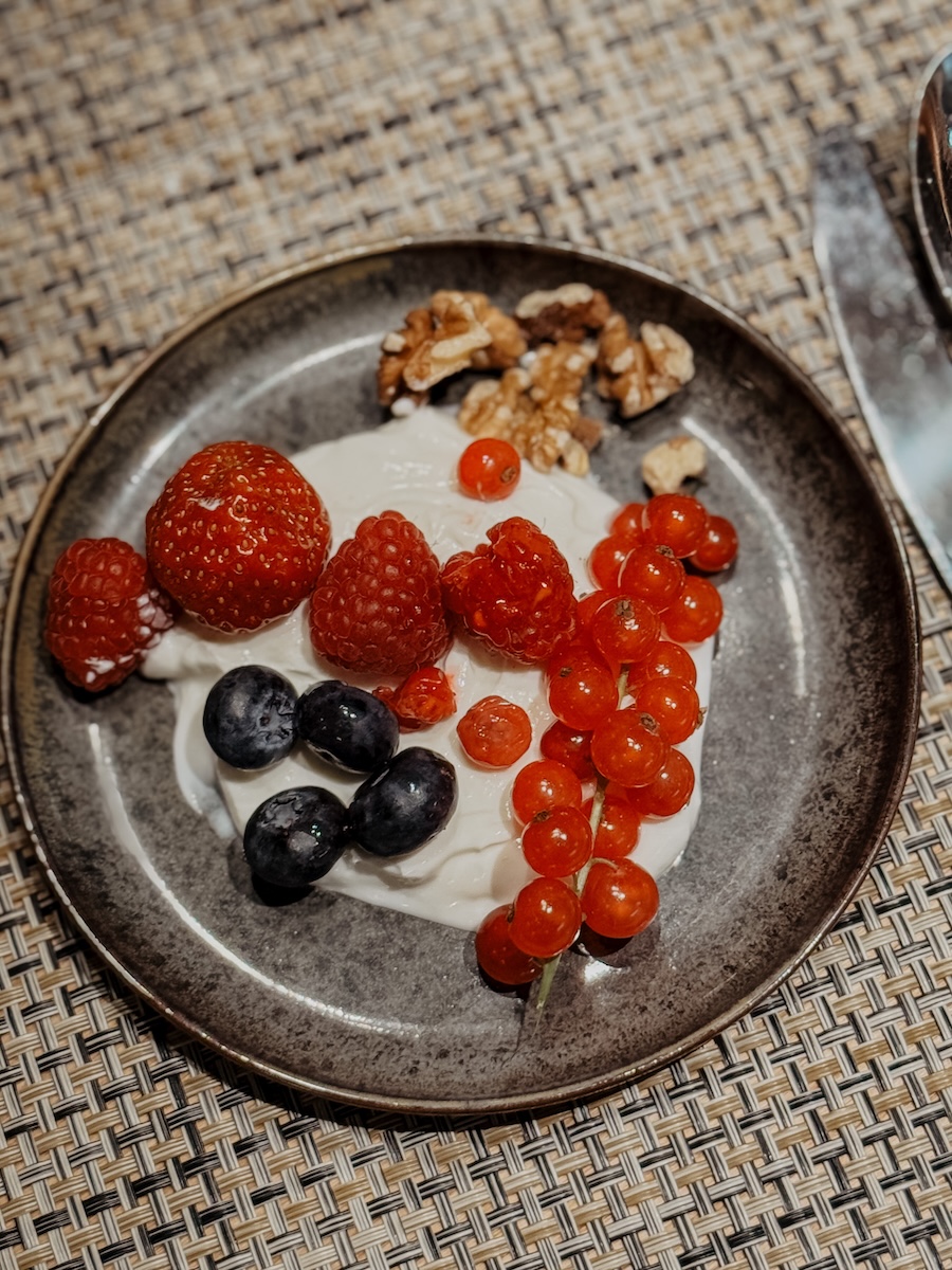 hoch obst jogurt fruehtueck COCOtravel lakeside walchsee