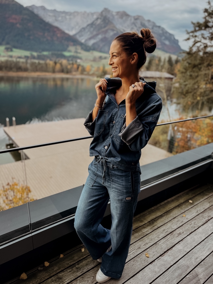 hoch silvia herbstoutfit COCOtravel lakeside walchsee