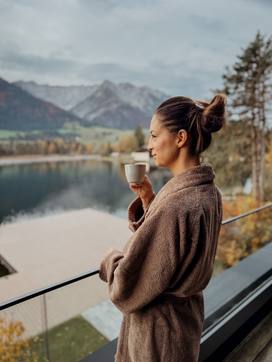 hoch silvia kaffee terrasse bademantel COCOtravel lakeside walchsee
