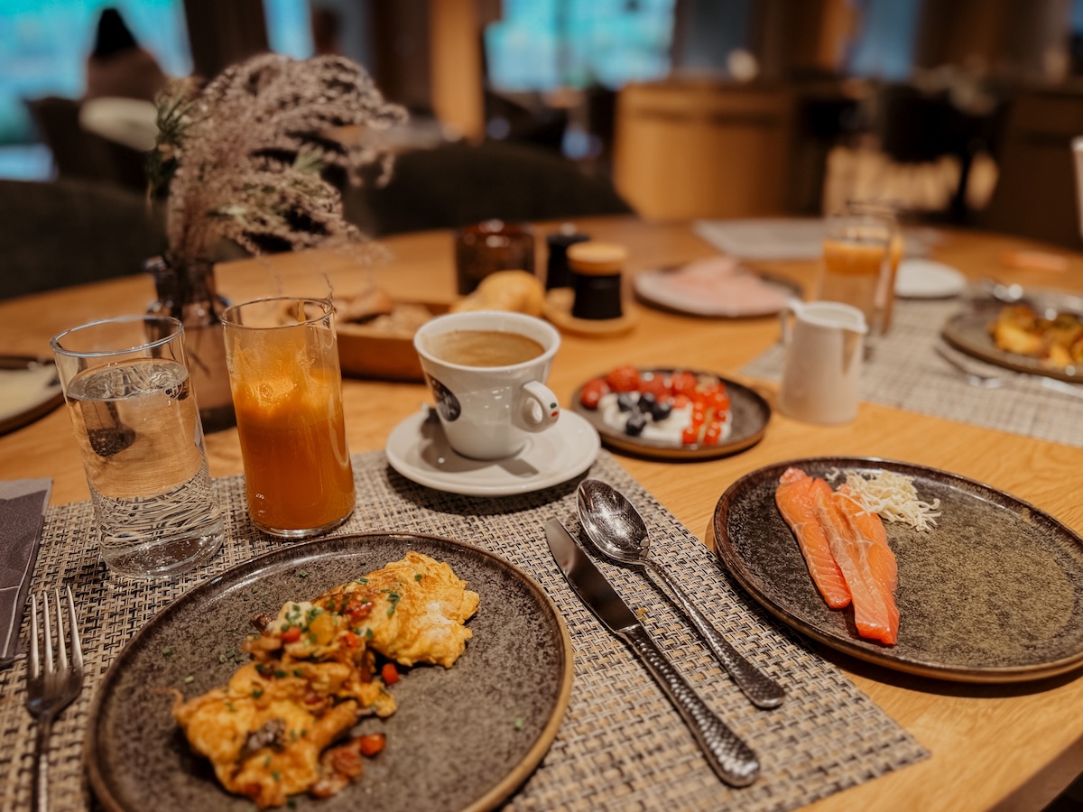 quer fruehstueck tisch gedeckt COCOtravel lakeside walchsee