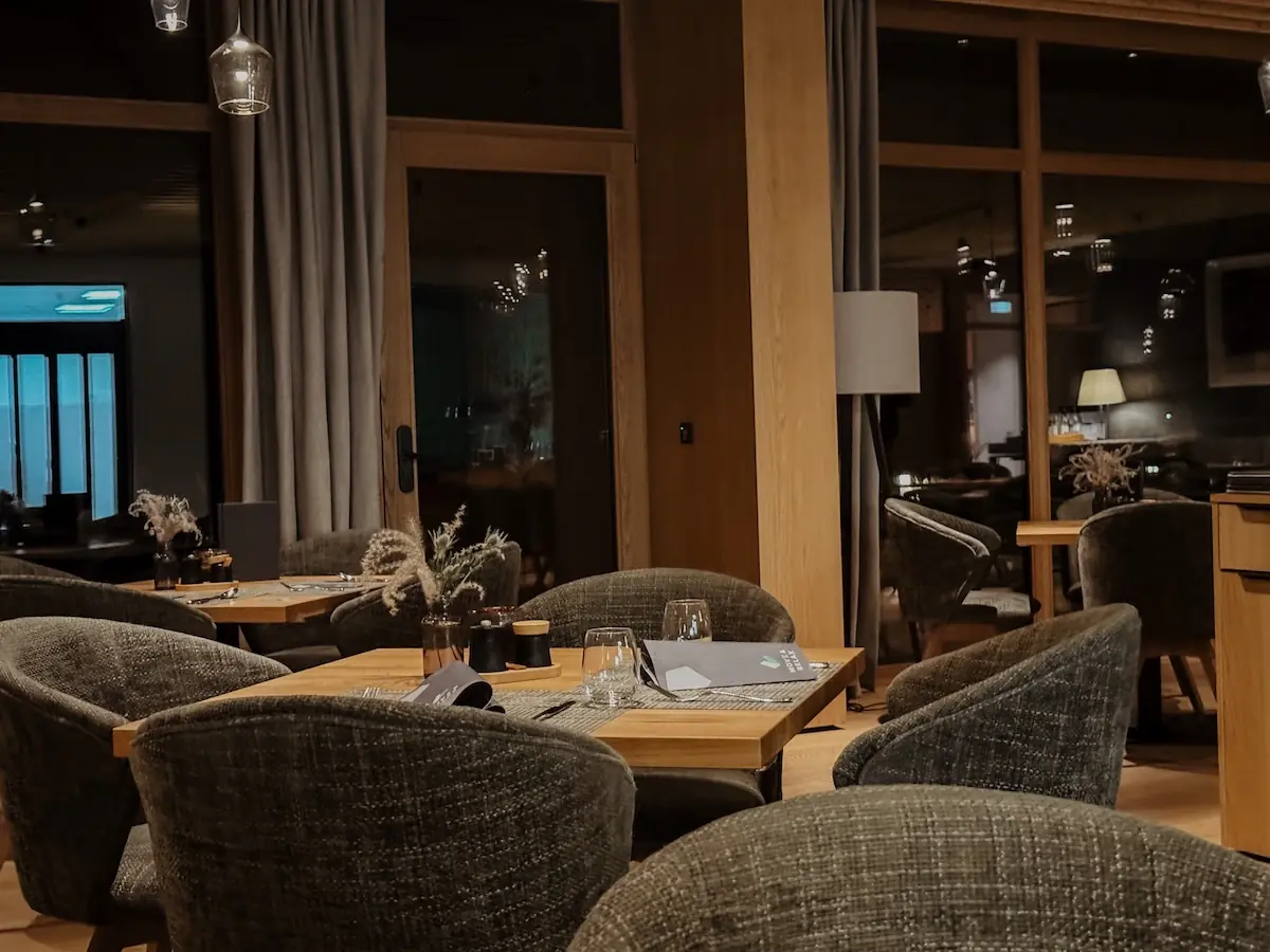 quer restaurant dunkel COCOtravel lakeside walchsee