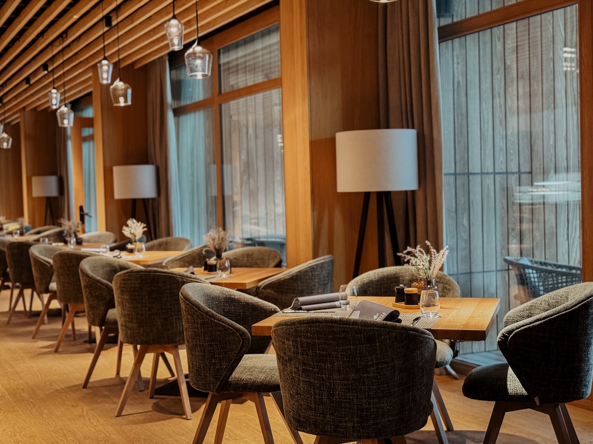 quer restaurant tische COCOtravel lakeside walchsee