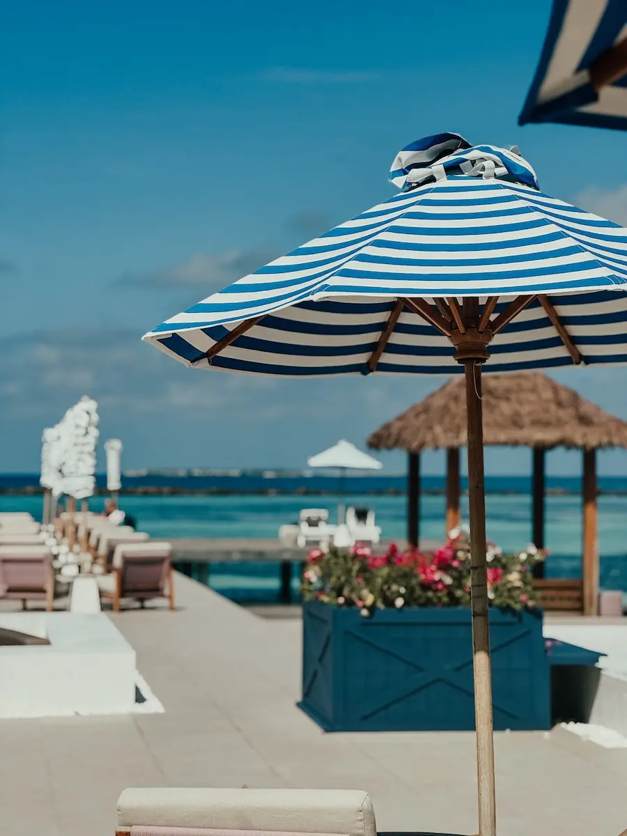 hoch COCOtravel villa nautica maldives allgemein mainpool schirm