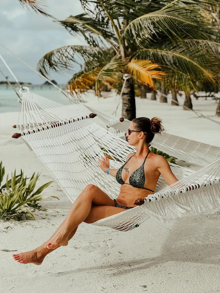 hoch COCOtravel villa nautica maldives beach haengematte silvia sitzend