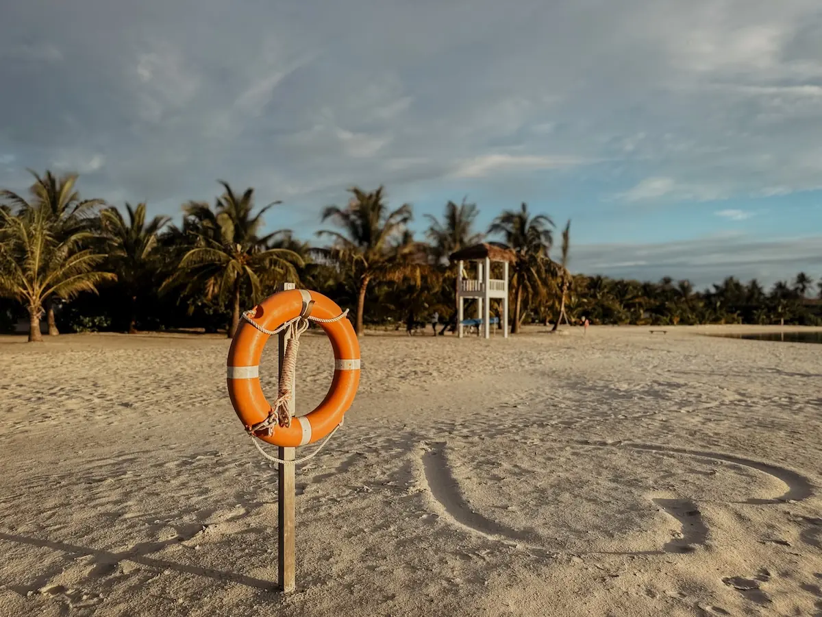 quer COCOtravel villa nautica maldives beach rettungsschwimmerturm